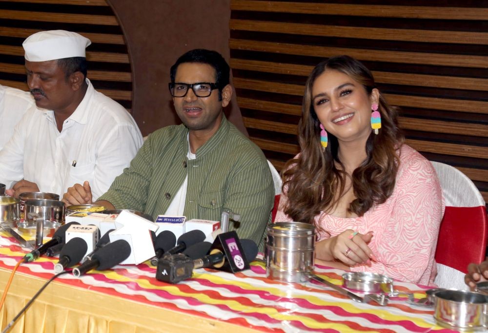 Mumbai : Actors Huma Qureshi and Sharib Hashmi shared a meal with the community of Mumbai Dabbawaalas to mark the launch of her film Tarla, in Mumbai on Friday, July 07, 2023. (Photo:IANS/Sanjay Tiwari)