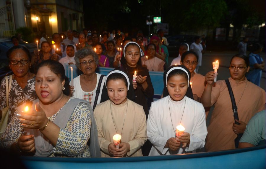 Kolkata: People from Christian Community partcipate in a candle light march for peace in Manipur, in Kolkata on Sunday, July 2, 2023. (Photo:IANS/Kuntal Chakrabarty)