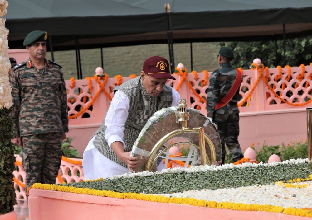Drass: Union Defence Minister Rajnath Singh pays homage to Kargil War martyrs on the occasion of 'Kargil Vijay Diwas', at War Memorial in Drass, Ladakh, on Wednesday, July 26, 2023. (Photo: IANS/Twitter/@rajnathsingh)