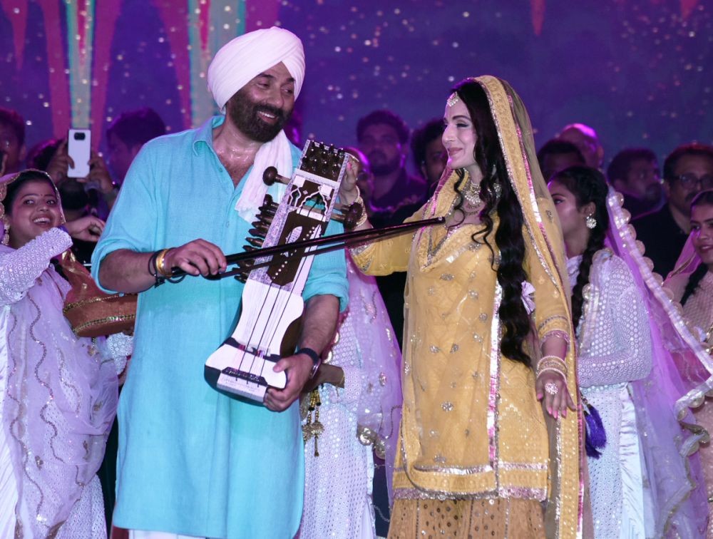 Ghaziabad: Actors Sunny Deol and Ameesha Patel during a live performance for their upcoming film  'Gadar 2' in Ghaziabad, on Sunday, August 06, 2023. (Photo: IANS/Anupam Gautam)