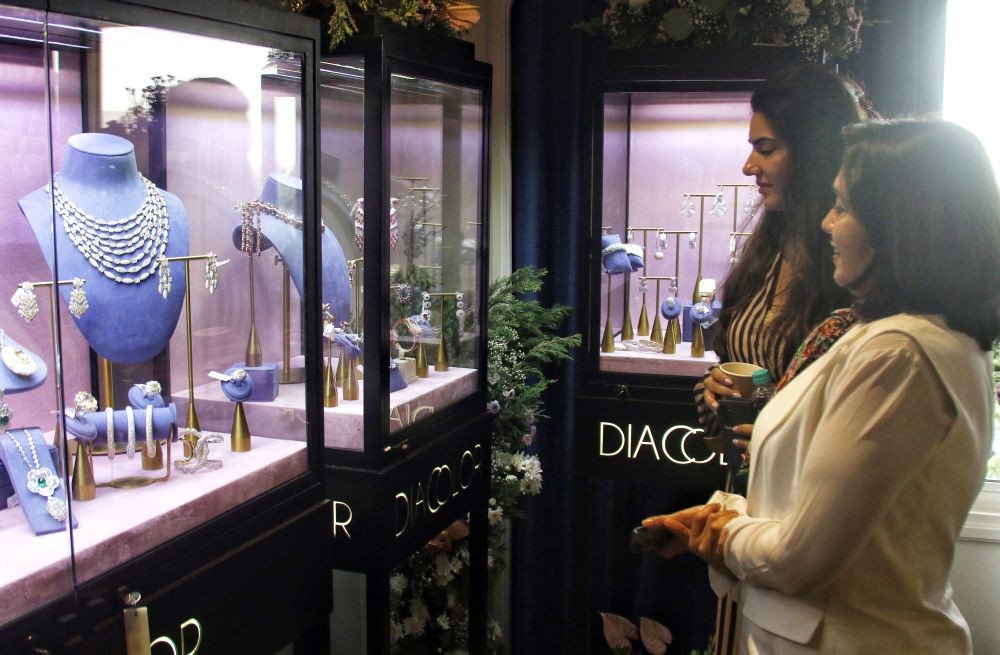 New Delhi: A woman takes a look at jewelry displayed during the Jahan Luxury and Arushi Arts exhibition, Artix, at Taj Palace in New Delhi on Friday, August 25, 2023. (Photo: IANS/Wasim Sarvar)