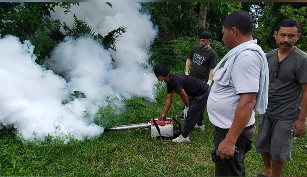 District Malaria officials spraying insecticide to control spread of dengue at Sabalie Colony, Chümoukedima town Ward-8 on August 7. (Photo Courtesy: SCC)