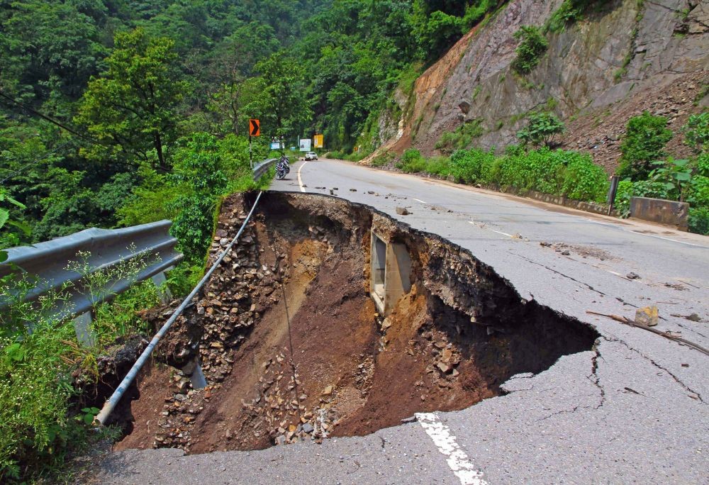Tehri Garhwal: A part of national highway being washed out due to landslide following heavy rainfall, in Tehri Garhwal district,  Uttarakhand on Friday, August 25, 2023. (Photo: IANS/Rameshwar Gaur)