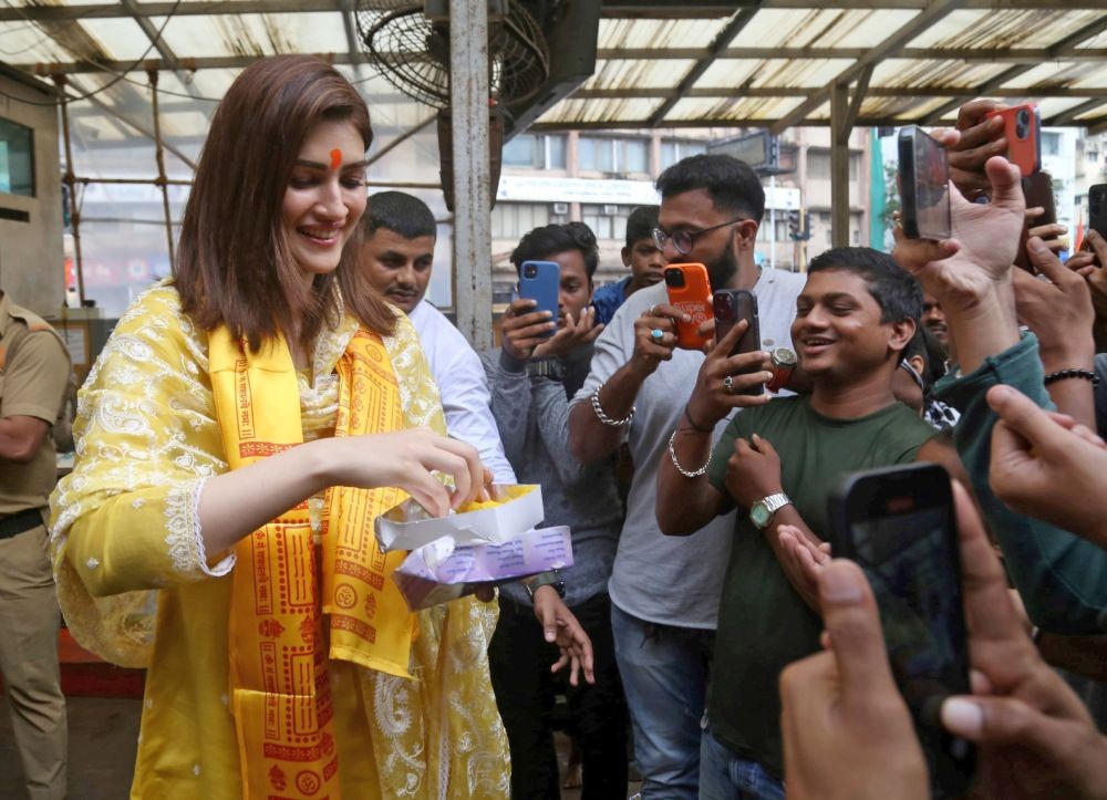 Mumbai: Actress Kriti Sanon during her visit at Siddhivinayak Temple, in Mumbai, Saturday, August 26, 2023.(IANS/Sanjay Tiwari)