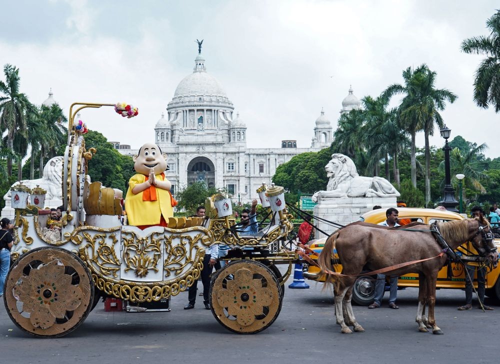 Kolkata: A person dresses as the comic character Gopal Bhar takes a tour of the Victoria Memorial in a horse cart during a film promotion in Kolkata, on Friday, August 04, 2023. (Photo: IANS/Kuntal Chakrabarty)