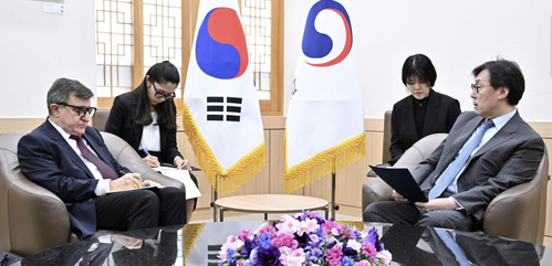 Seoul's Vice Foreign Minister Chang Ho-jin (R) speaks with Russian Ambassador Andrey Kulik (L) in Seoul on Sept. 19, 2023, in this photo released by the Ministry of Foreign Affairs. (PHOTO NOT FOR SALE) (Yonhap)