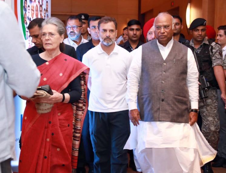 Mumbai: Congress President Mallikarjun Kharge with party leaders Sonia Gandhi and Rahul Gandhi arrive for the meeting of Indian National Developmental Inclusive Alliance (I.N.D.I.A) leaders, in Mumbai, on Friday, September 01, 2023. (Photo: IANS)