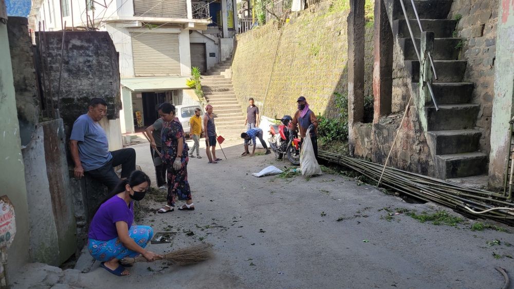 Cleanliness drive undertaken as part of the ‘Swachhata Pakwada- Swachhata Hi Seva’ at Midland in Kohima on September 30. Keeping in line with the directives from the state government, the cleanliness drive was carried out in all the wards/ Colonies and business establishments under the supervision of Kohima Municipal Council. The ward Panchayats, Sector Sanitation Committee, security personnel, school students and the general public participated in the cleanliness drive. (Morung Photo)