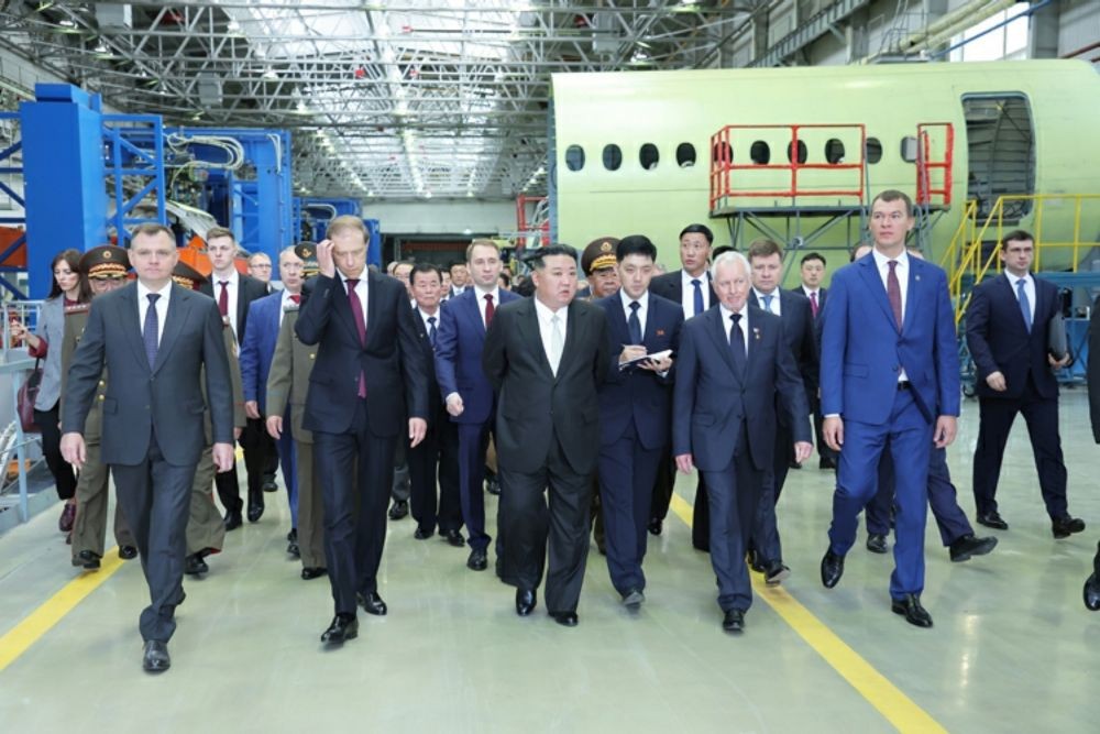 This photo, captured from the website of North Korea's official Korean Central News Agency on Sept. 16, 2023, shows North Korean leader Kim Jong-un (C, front row) during his visit to the Yuri Gagarin Aviation Plant in Komsomolsk-on-Amur, a city in Russia's far eastern region, the previous day. The plant specializes in the production of advanced fighter jets, including the Sukhoi Su-35. (Yonhap)/2023-09-16 09:16:53/ <Copyright ¨Ï 1980-2023 YONHAPNEWS AGENCY. All rights reserved.>