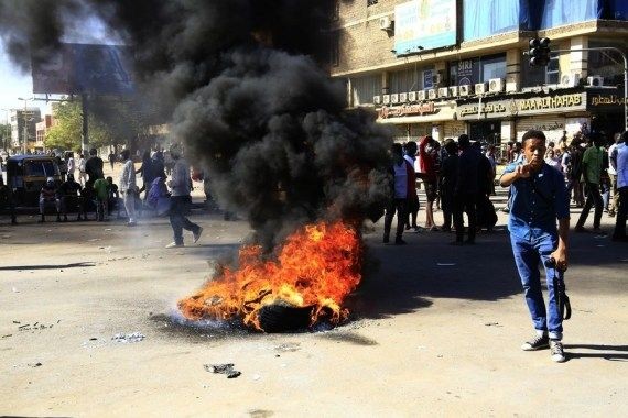 Sudanese citizens demonstrate in Khartoum, Sudan, Dec. 30, 2021. (Xinhua/Mohamed Khidir/IANS)