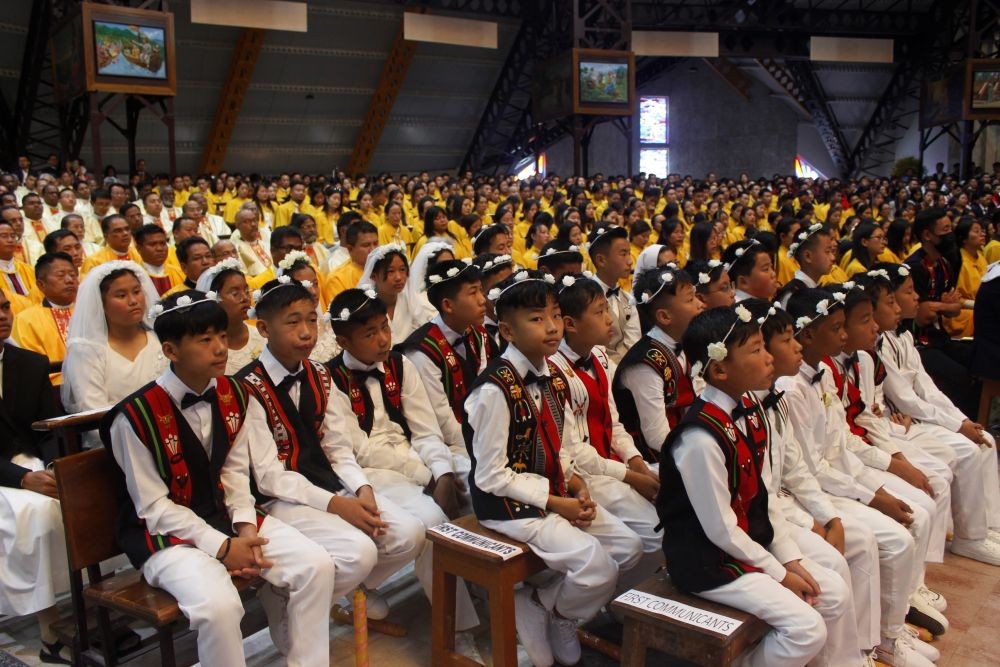 Candidates who received their First Holy Communion seen with Archbishops, Bishops and Priests on Sunday.