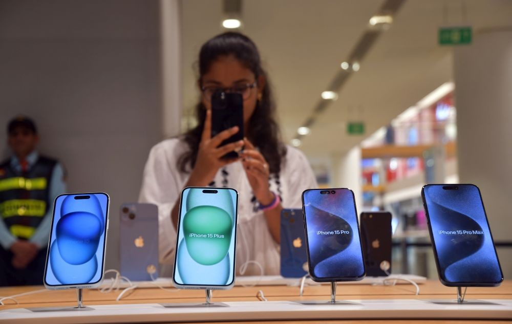 Mumbai: The newly launched iPhone 15 and 15 Pro models are on display at the Apple Store in Mumbai, on Friday, September 22, 2023. The Apple iPhone 15 series is now on sale. (Photo: IANS/Nitin Lawate)