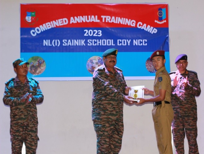 Gp Commander, Gp HQ, Kohima felicitating Cadets