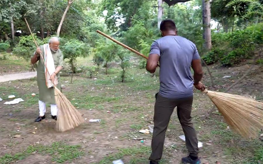 New Delhi: Prime Minister Narendra Modi and fitness influencer Ankit Baiyanpuria participate in a cleanliness drive as part of the 'Swachhata Hi Seva' campaign in New Delhi on Sunday, October 01, 2023. (Photo: IANS/@narendramodi)