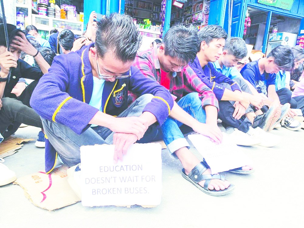 Students of Sao Chang College stage protest demanding  buses and proper roads in Tuensang on August 31. (Morung File Photo)