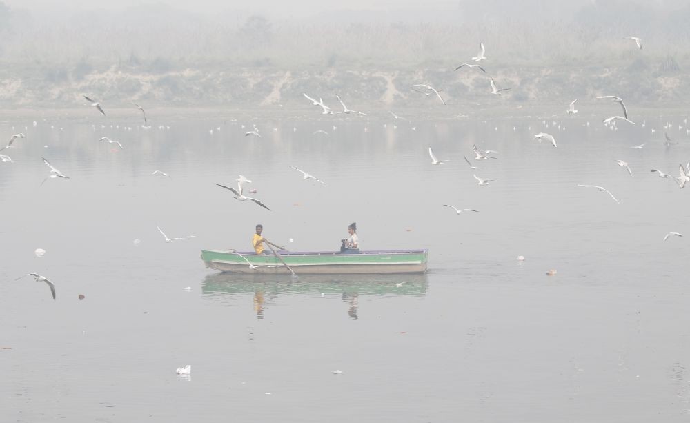 New Delhi: Smoky haze engulfs the Yamuna river, in New Delhi,Thursday, Nov 16, 2023. Delhi-NCR region is winessing smog amid a surge in farm fires and unfavourable weather conditions leading to a spike in the air pollution levels. (IANS/Qamar Sibtain)
