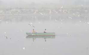 Smoky haze engulfs the Yamuna river, in New Delhi,Thursday, Nov 16, 2023. Delhi-NCR region is winessing smog amid a surge in farm fires and unfavourable weather conditions leading to a spike in the air pollution levels. (IANS/Qamar Sibtain)