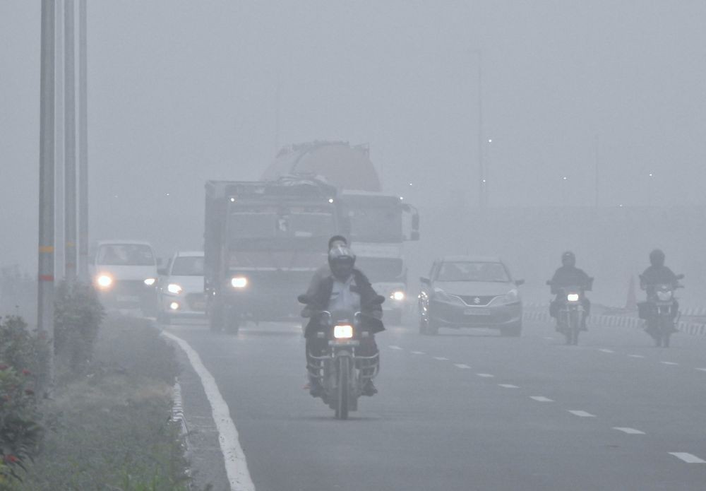 New Delhi : Vehicles ply on a road amid low visibility due to smog, in New Delhi on Friday, November 03, 2023. (Photo: IANS/Anupam Gautam)
