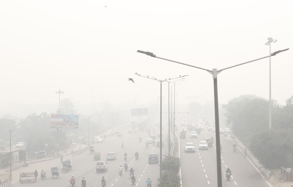 New Delhi : Vehicles ply on road amid low visibility due to smog in New Delhi on Thursday, November 09, 2023. (Photo: IANS/Qamar Sibtain)