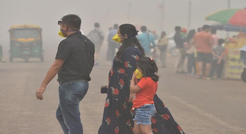 New Delhi: People wear masks to protect themselves from air pollution as smog engulfs New Delhi on Nov 3, 2019. (Photo: IANS)
