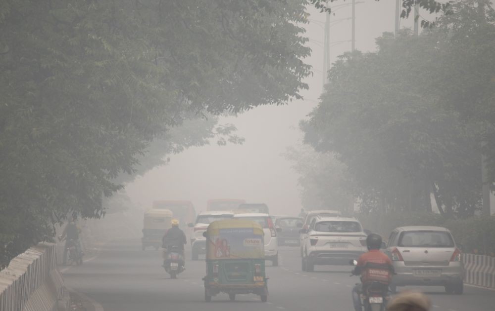 New Delhi: Smoky haze engulfs, in New Delhi, Saturday, Nov. 4, 2023. Delhi-NCR region is winessing smog amid a surge in farm fires and unfavourable weather conditions leading to a spike in the air pollution levels.(IANS/Qamar Sibtain)