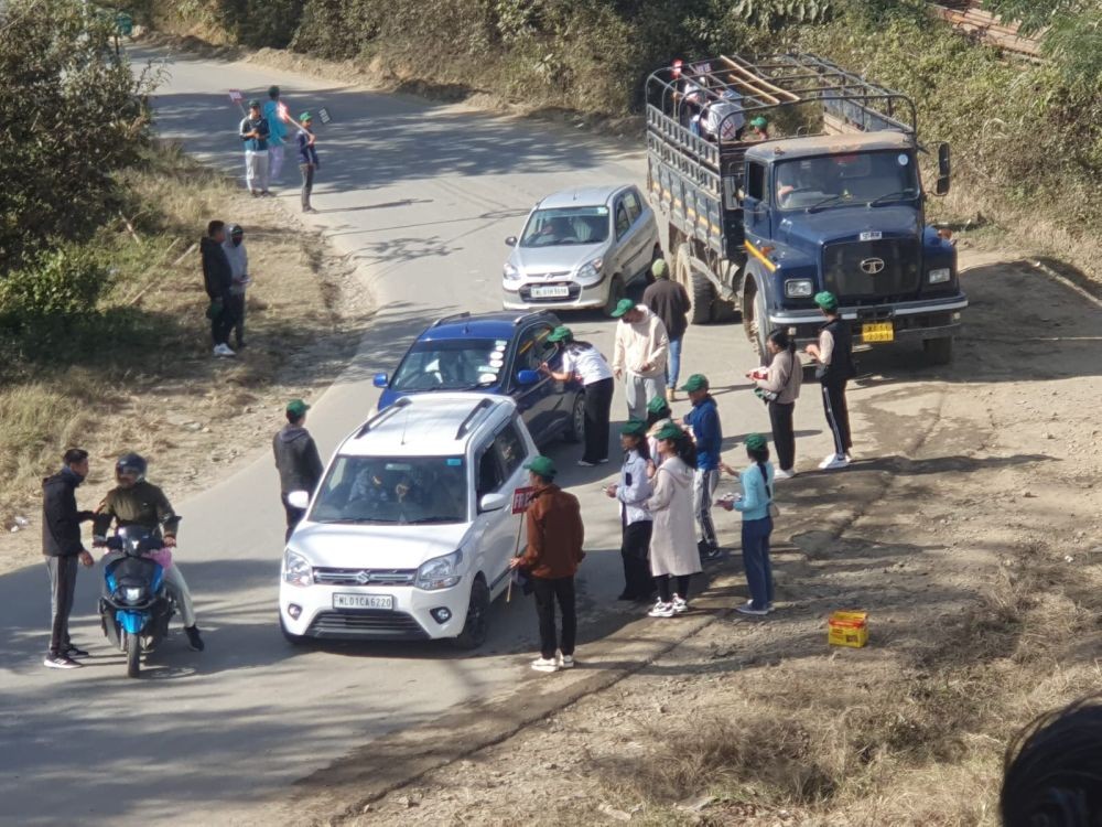 Koinonia Baptist Church youth members serving Coffee and others to the travellers on December 20