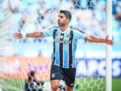 Luis Suarez wins golden ball in Brazil