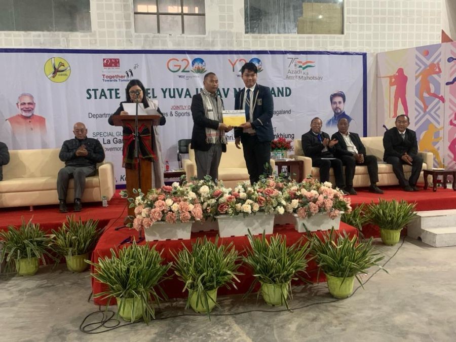 Keoshu Yimkhiung presents award to winners of State Level Yuva Utsav in Kohima on December 15. (Morung Photo)