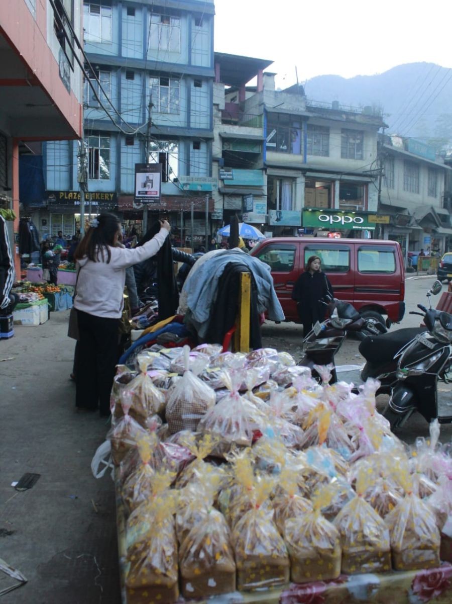 Markets sprawling with customers shopping in Kohima. (Morung Photo)