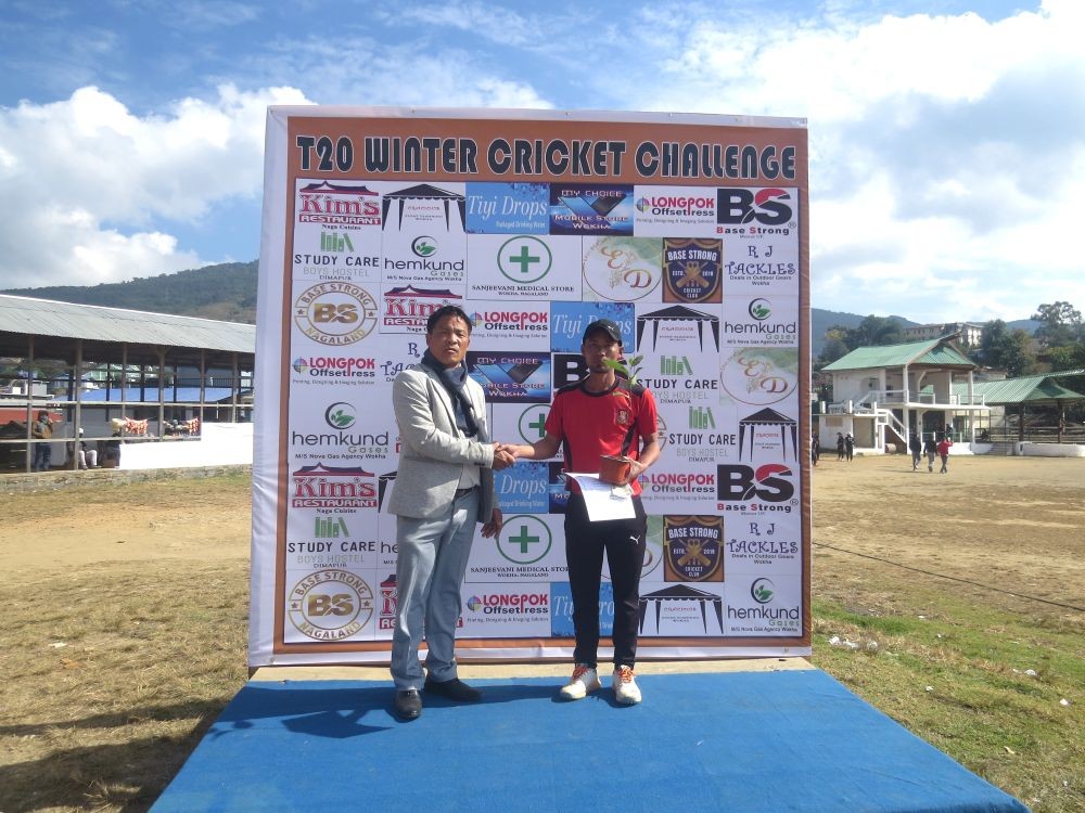Orenbomo Humtsoe, District Planning Officer honoured the man of the match Thungchamo Jami of Lancers.