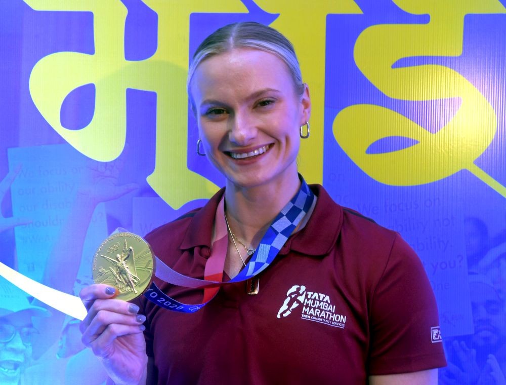 Mumbai: American athlete Katie Moon poses with her medal during the Mumbai Marathon 2024 press conference in Mumbai on Thursday, January 18, 2024. (Photo: IANS)