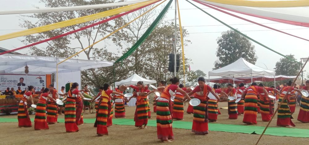 Dhansiripar Cultural Troupe performing the Baimaijai folk dance at the 17th Bishu Mini Hornbill Tribal Festival 2024 in Dhansiripar, Chümoukedima, on January 27. (Morung Photo)