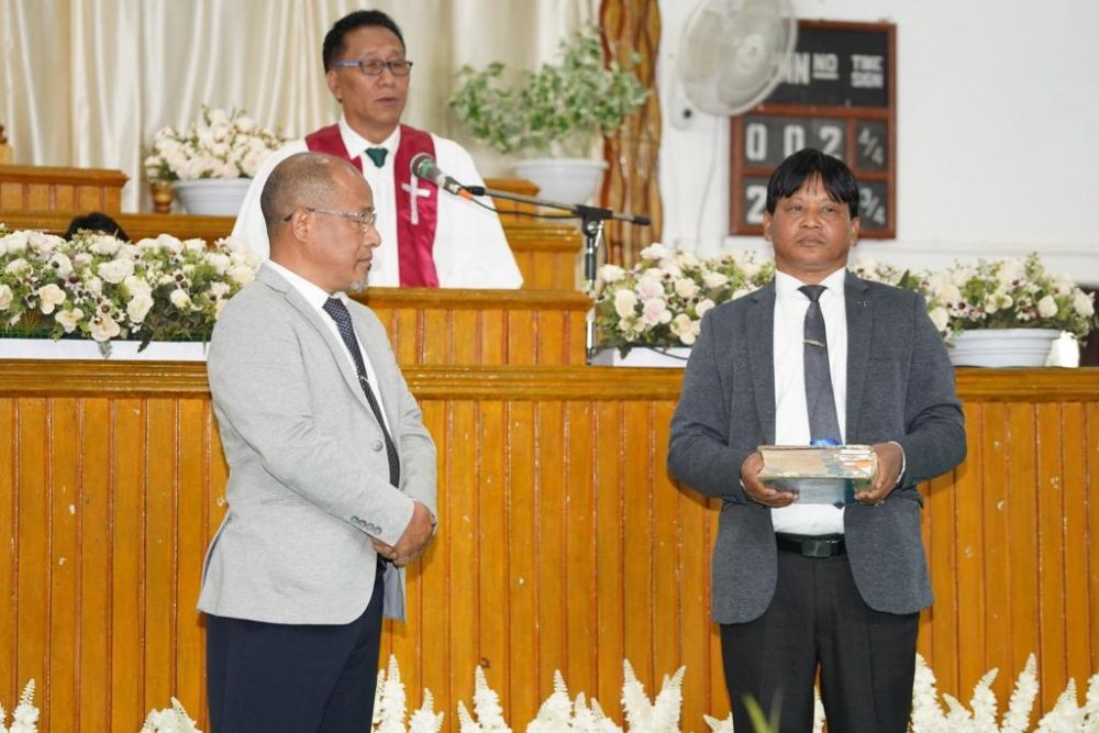 Rev S Yoko, Vice President, KBBB Council administered Handing-Over of charge from Rev M Chemyuh Konyak (right), to Rev L Metjen Konyak (left).
