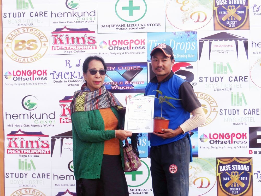 Orenboni Ezung Principal, Gilgal High School with the Man of the Match, Renchio Odyuo of LCYO.
