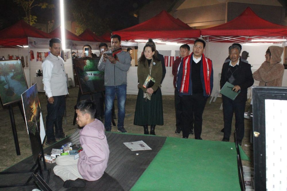 Live skill display by Imlisunep, an artist who wield the brush with his mouth. (DIPR Photo)