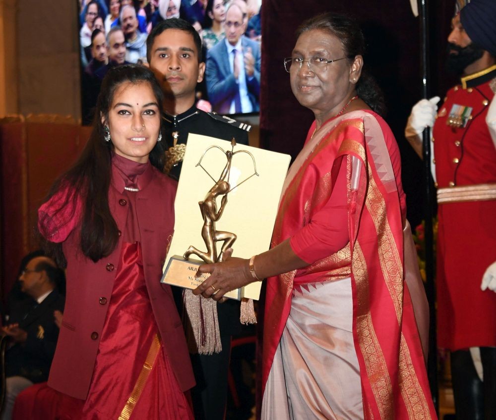 New Delhi: President Droupadi Murmu presents Arjuna Award to Indian Para-archer Sheetal Devi during the National Sports and Adventure Awards 2023 at the Rashtrapati Bhavan, in New Delhi, Tuesday, Jan. 9, 2024.(IANS/X/@rashtrapatibhvn)
