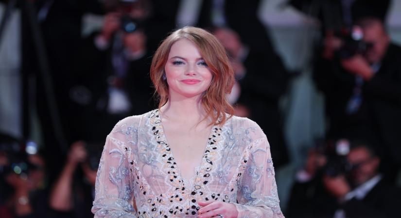 VENICE (ITALY), Aug. 30, 2018 (Xinhua) -- Actress Emma Stone attends the premiere of film "The Favourite" at the 75th Venice International Film Festival in Venice, Italy, Aug. 30, 2018. (Xinhua/Cheng Tingting/IANS)