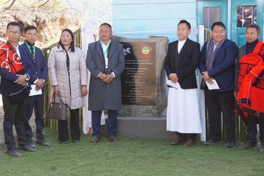 Advisor S Kiusumew and others with officials of Khongjiri Students’ Union after unveiling the monolith on January 10.