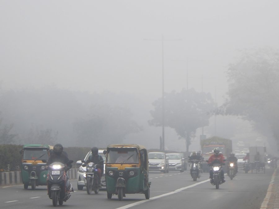 Vehicles ply on road amid dense fog on cold winter morning in New Delhi,Tuesday , Jan 16, 2024.(IANS/Wasim Sarvar)