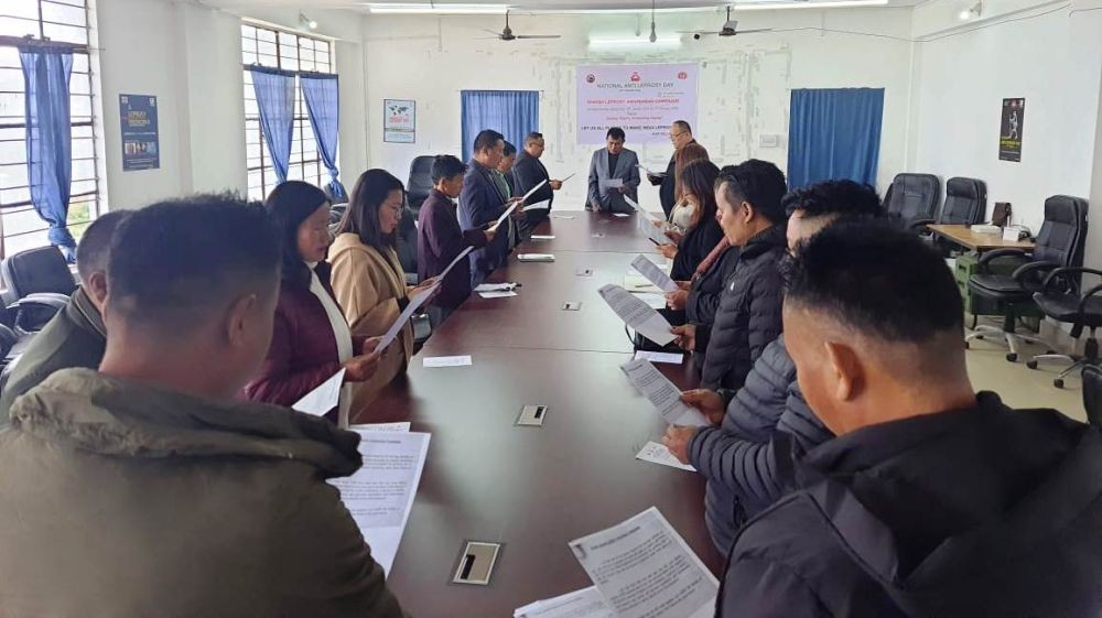 DC Phek along with the participants reading out the Anti Leprosy pledge.