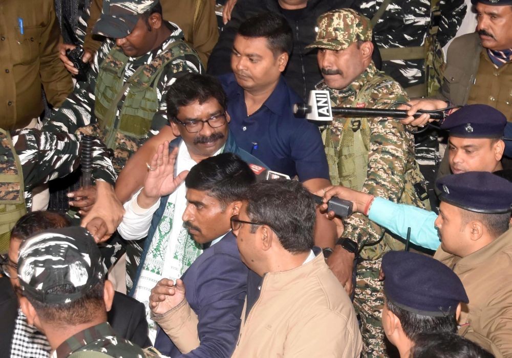 Ranchi: Former Jharkhand CM and JMM leader Hemant Soren being taken to custody by Enforcement Directorate (ED) officials after he was produced before a PMLA court in a money laundering case, in Ranchi, Thursday, Feb. 1, 2024. The court sent Soren to judicial custody for a day.(IANS/Rajesh Kumar)