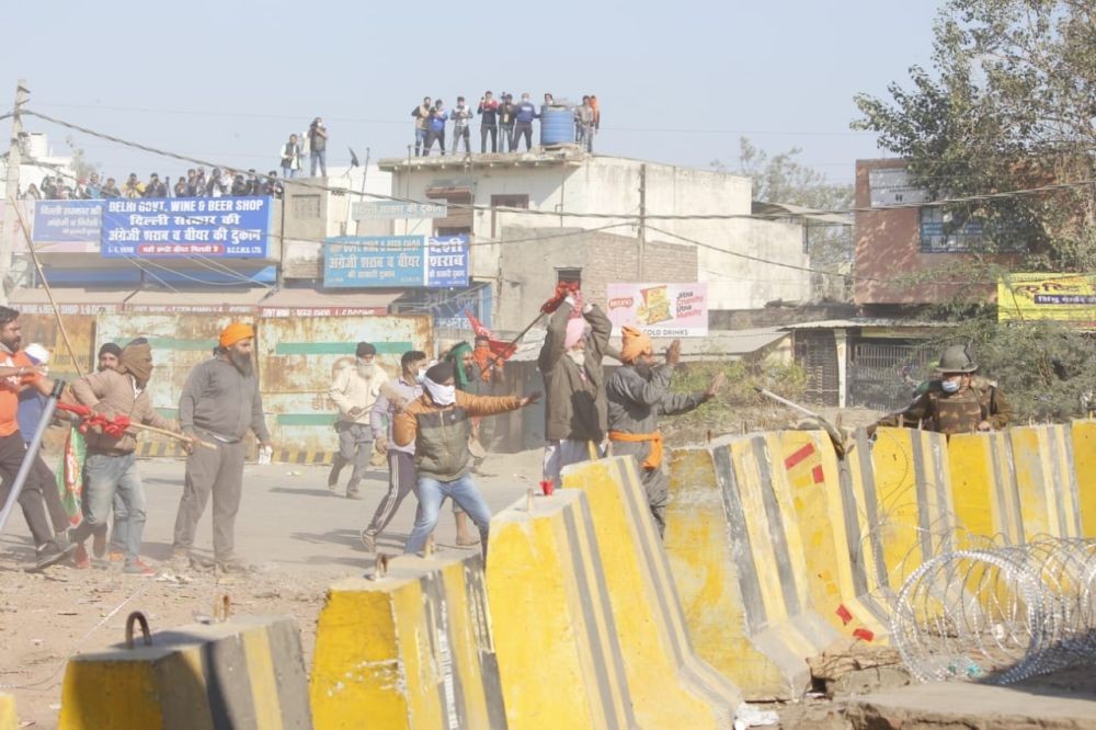 Punjab and Haryana Farmer protests march against farmer bill Haryana to Delhi at Sindu Border in New Delhi on Friday photo by Qamar Sibtain