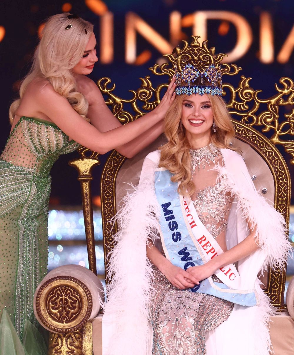 Mumbai : Karolina Bielawska of Poland sash her successor Krystyna Pyszkova of Czech Republic after she who won the 71st Miss World pageant in Mumbai on Saturday, Mar. 9, 2024. (Photo: IANS/Nitin Lawate)
