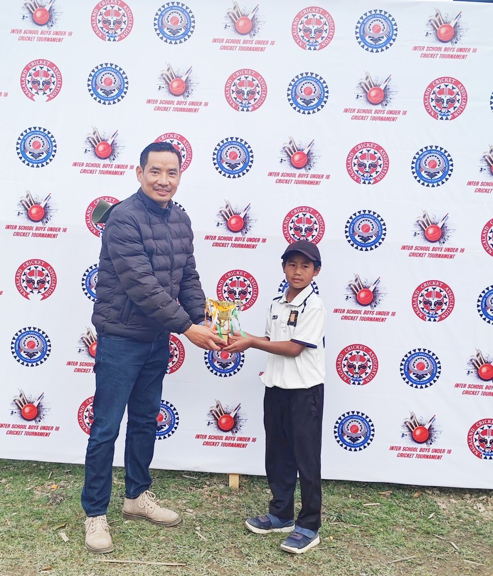 Pukei Lamnyuo of Chandmari HSS and Sangtsulen of GMS Seithogei receiving Man of the Match award on March 23. (Morung Photo)