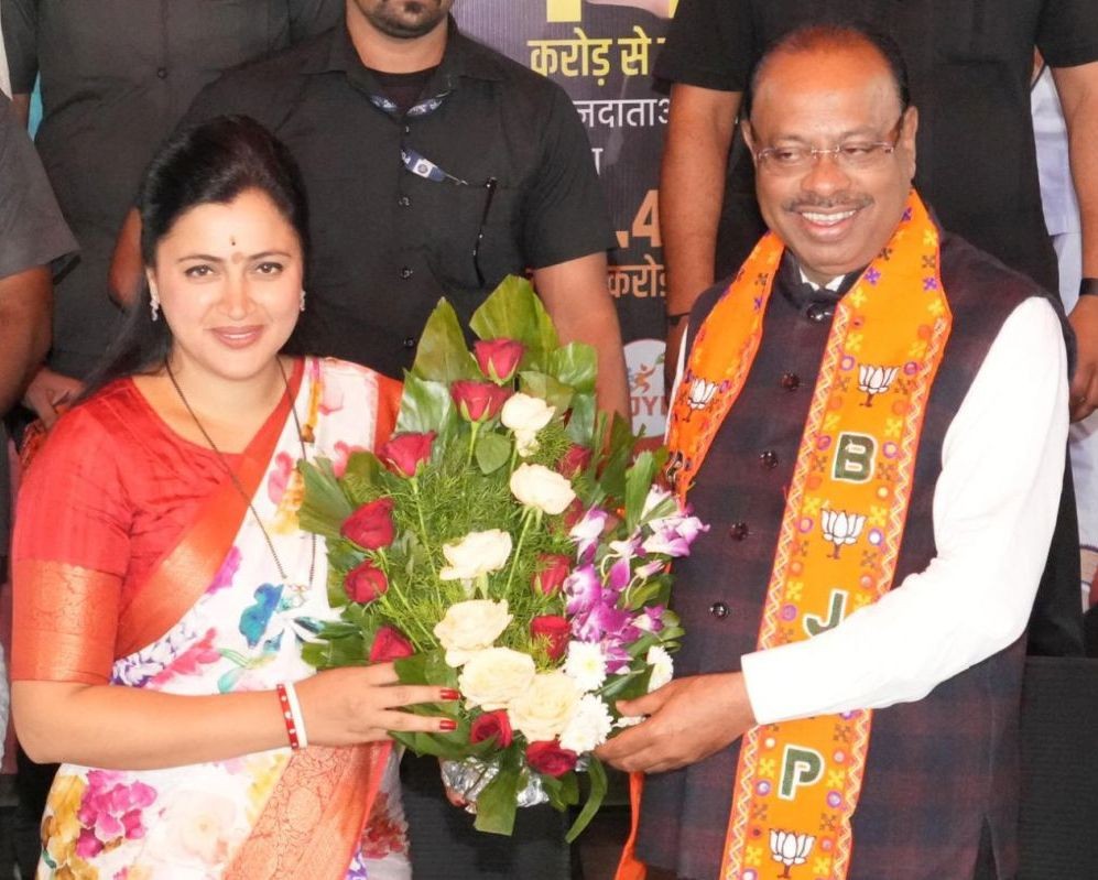 Nagpur: Navneet Rana, an incumbent MP from Amravati joins BJP in the presence of BJP state president Chandrashekhar Bawankule, in Nagpur, Wednesday, March 27,2024.(IANS)