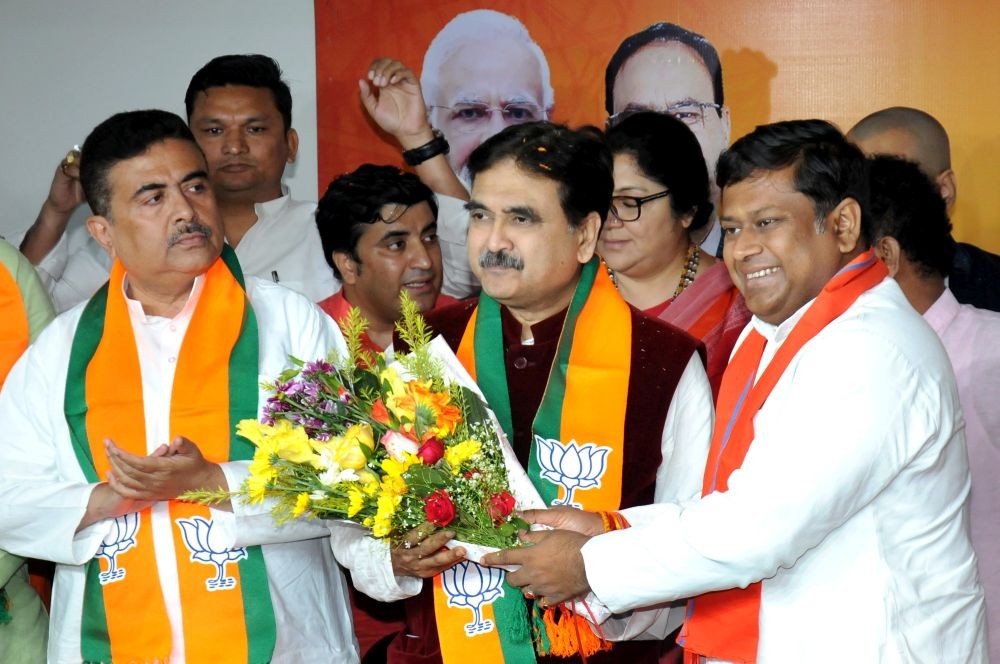 Kolkata: Former Calcutta High Court judge Justice Abhijit Gangopadhyay joins the BJP in the presence of state party chief Sukanta Majumdar, LoP Suvendu Adhikari and others at BJP party office in Kolkata,Thursday, March 7, 2024.(IANS/Kuntal Chakrabarty)