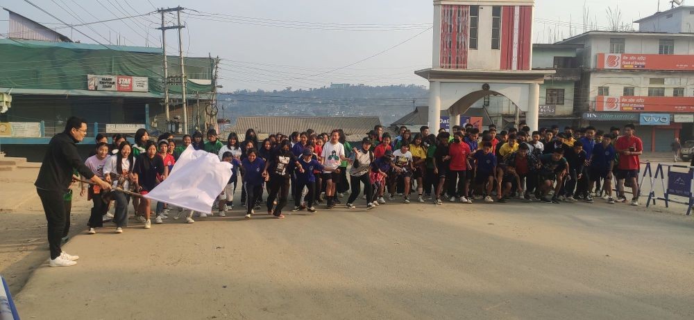 SDO Civil Wokha and SVEEP Nodal Officer Nuhuta Tunyi flagging off the half-marathon race for students of GHSS, Wokha on March 19. (Morung Photo)