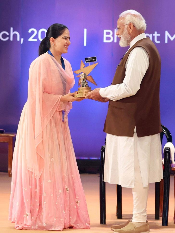 New Delhi: Prime Minister Narendra Modi presents the Best Creator for Social Change award to Jaya Kishori at the first ever National Creators Award, at Bharat Mandapam, in New Delhi,Friday, March 8, 2024.(IANS/PIB)