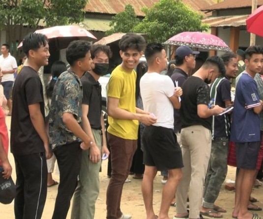 Young voters in Dimapur wait in queue to cast their votes on April 19. (Morung Photo)