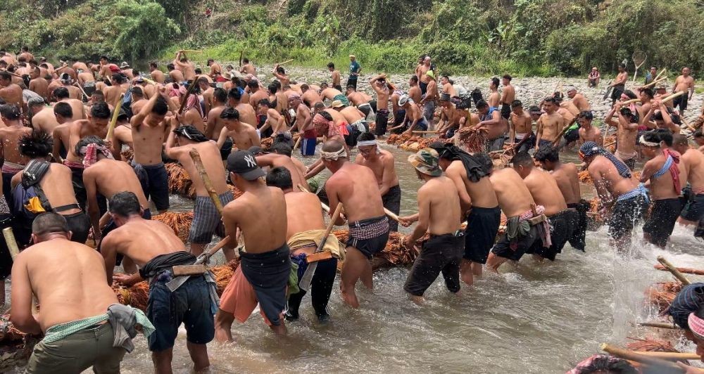 Villagers of Tsungiki and Philimi Village and others during the annual community fishing event at Doyang River on Friday. (Morung Photo)